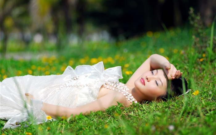 Asie robe blanche fille herbe couchée Fonds d'écran, image
