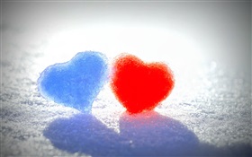 Coeurs d'amour bleu et rouge dans la neige