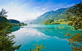 L'eau bleue du lac, montagne, vert