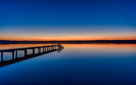 Lac calme, pont, crépuscule, reflet dans l'eau