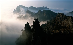 La Chine, les montagnes, le brouillard, l'aube