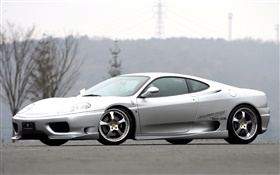 Ferrari supercar argentée vue de côté