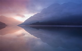 Lac, montagne, brouillard, réflexion de l'eau