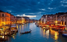 Venise belle nuit, maisons, bateaux, rivière