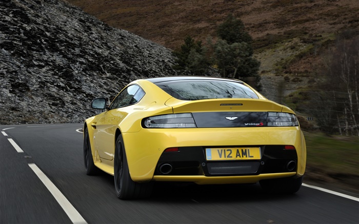 Jaune vue arrière de supercar Aston Martin V12 Vantage de Fonds d'écran, image