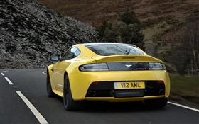 Jaune vue arrière de supercar Aston Martin V12 Vantage de HD Fonds d'écran