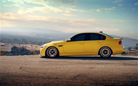 BMW M3 berline voiture jaune vue de côté