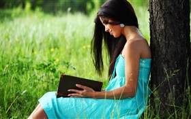 Robe bleue fille lisant un livre