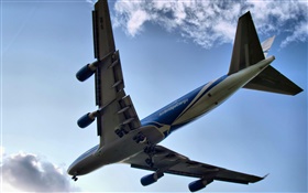 Boeing 747 volant, vue d'en bas HD Fonds d'écran