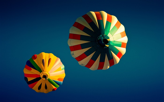Ballons chauds colorés, ciel bleu Fonds d'écran, image