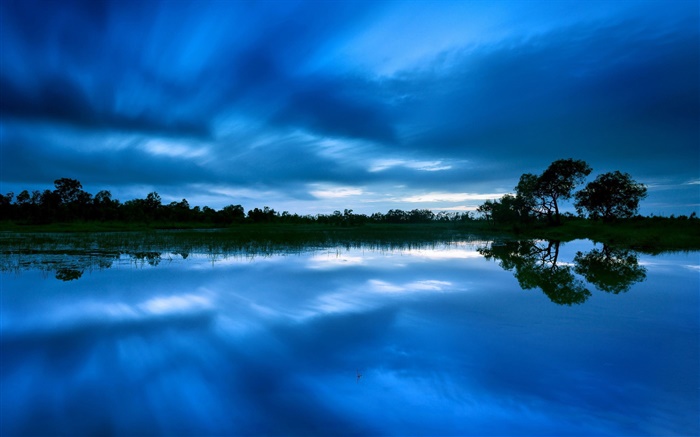 Crépuscule, lac, les arbres, le ciel bleu, réflexion de l'eau Fonds d'écran, image