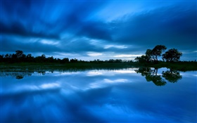 Crépuscule, lac, les arbres, le ciel bleu, réflexion de l'eau