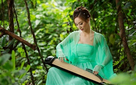 Robe verte fille asiatique à jouer de la cithare