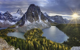 Montagnes, arbres, neige, lac volcanique, le soleil HD Fonds d'écran
