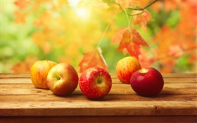 Pommes rouges, table en bois, automne, feuilles