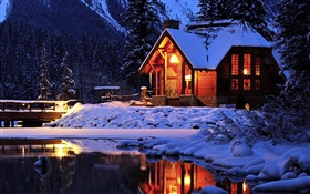 Neige, nuit, loge, Emerald Lake, le parc national Yoho, Canada