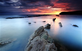 Lever du soleil, Collywell Bay, mer, ciel rouge, Northumberland, en Angleterre, Royaume-Uni