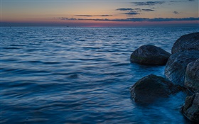 La mer Baltique, la Suède, les pierres, le crépuscule