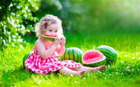 Bébé mignon, jeune fille mangeant la pastèque, l'été, prairie