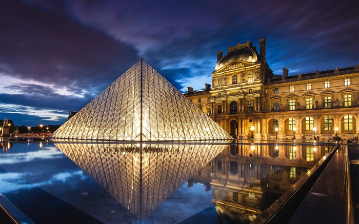France, Paris, Musée du Louvre, pyramide, la nuit, l'eau, les lumières Fonds d'écran, image