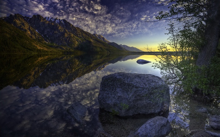 Lac, crépuscule, montagnes, nuages, réflexion de l'eau Fonds d'écran, image