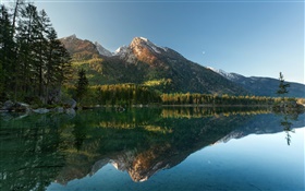 Lac, les arbres, les montagnes, réflexion de l'eau