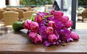 Fleurs pourpres, tulipes, orchidées, planche de bois