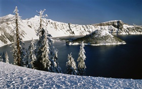 Neige, lac volcanique, arbres HD Fonds d'écran