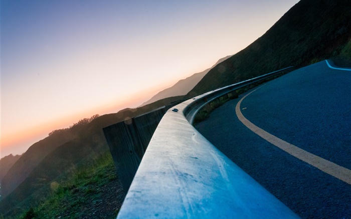 Route d'asphalte, clôture, montagnes, crépuscule Fonds d'écran, image