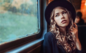 Brown Eyed Girl, un chapeau, train