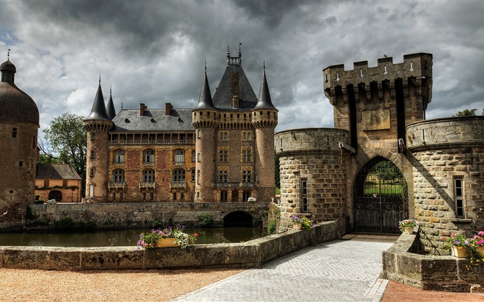 France, Château de La Clayette, forteresse, tours, portes, nuages Fonds d'écran, image