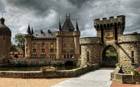 France, Château de La Clayette, forteresse, tours, portes, nuages HD Fonds d'écran