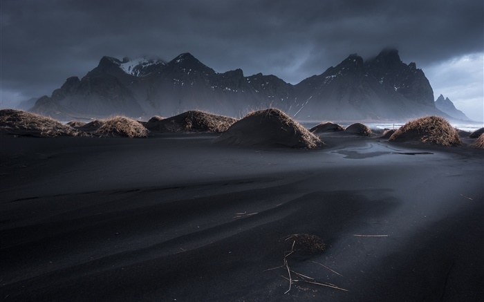 Islande, Vestrahorn, Black Sand, Crépuscule, herbe, montagnes, nuages Fonds d'écran, image