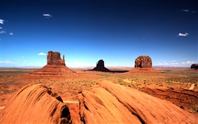 Monument Valley, le ciel bleu, les rochers