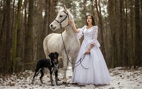 Style rétro, robe blanche fille, cheval, chien, forêt