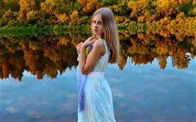 Robe blanche fille, blonde, yeux, lac, forêt, réflexion de l'eau HD Fonds d'écran