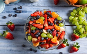 Salade de fruits, un bol, les raisins, les fraises, les bleuets, orange, banane HD Fonds d'écran