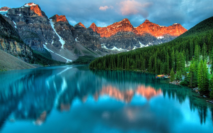 Montagnes, lac, coucher de soleil, arbres, réflexion de l'eau, de la jetée, nuages Fonds d'écran, image