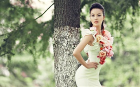 Belle robe fille asiatique, silhouette mince, fleurs HD Fonds d'écran