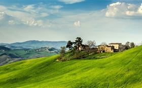 Italie, la pente, l'herbe, maison, arbres, nuages HD Fonds d'écran