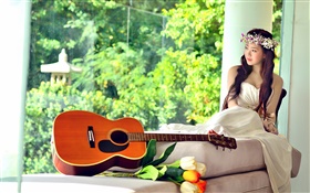 Fille asiatique de musique, robe blanche, guitare, tulipes HD Fonds d'écran