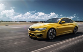BMW M4 F82 vitesse de la voiture jaune HD Fonds d'écran