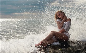 Jeune fille blonde, robe blanche, assis sur les rochers, la mer, les vagues, les éclaboussures d'eau HD Fonds d'écran