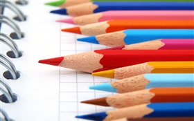 crayons colorés, ordinateur portable