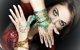 yeux verts fille, le maquillage, les mains, les bijoux, les Indiens