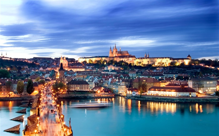 Prague ville la nuit, les lumières, les maisons, le pont Charles, rivière, crépuscule, ciel Fonds d'écran, image