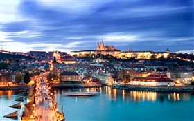 Prague ville la nuit, les lumières, les maisons, le pont Charles, rivière, crépuscule, ciel