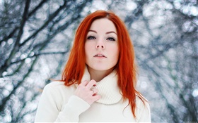 Jolie fille, cheveux rouges, hiver, neige