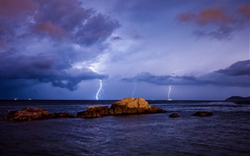Mer, la foudre, la tempête, les pierres, la nuit, les nuages HD Fonds d'écran