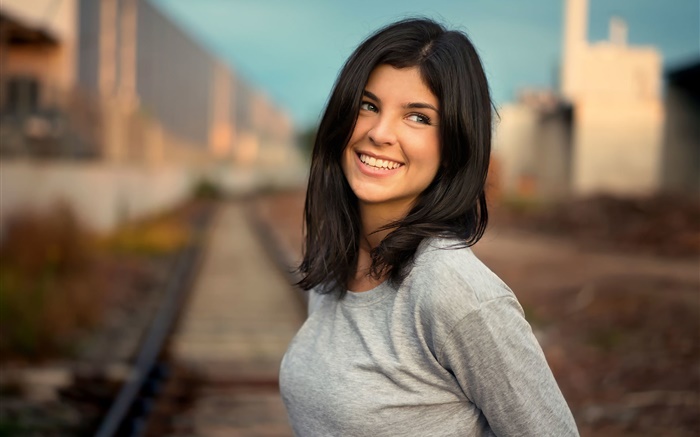 Sourire fille, cheveux noirs, chemin de fer, bokeh Fonds d'écran, image
